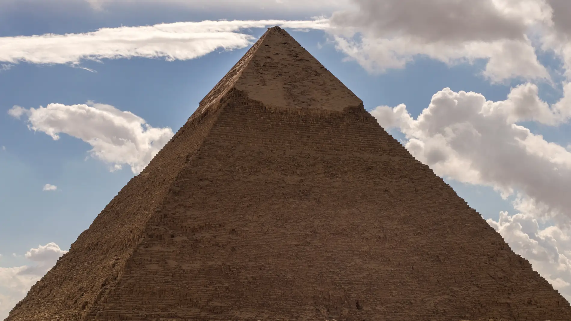 La Gran Pirámide de Guiza se encuentra a unos veinte kilómetros de El Cairo
