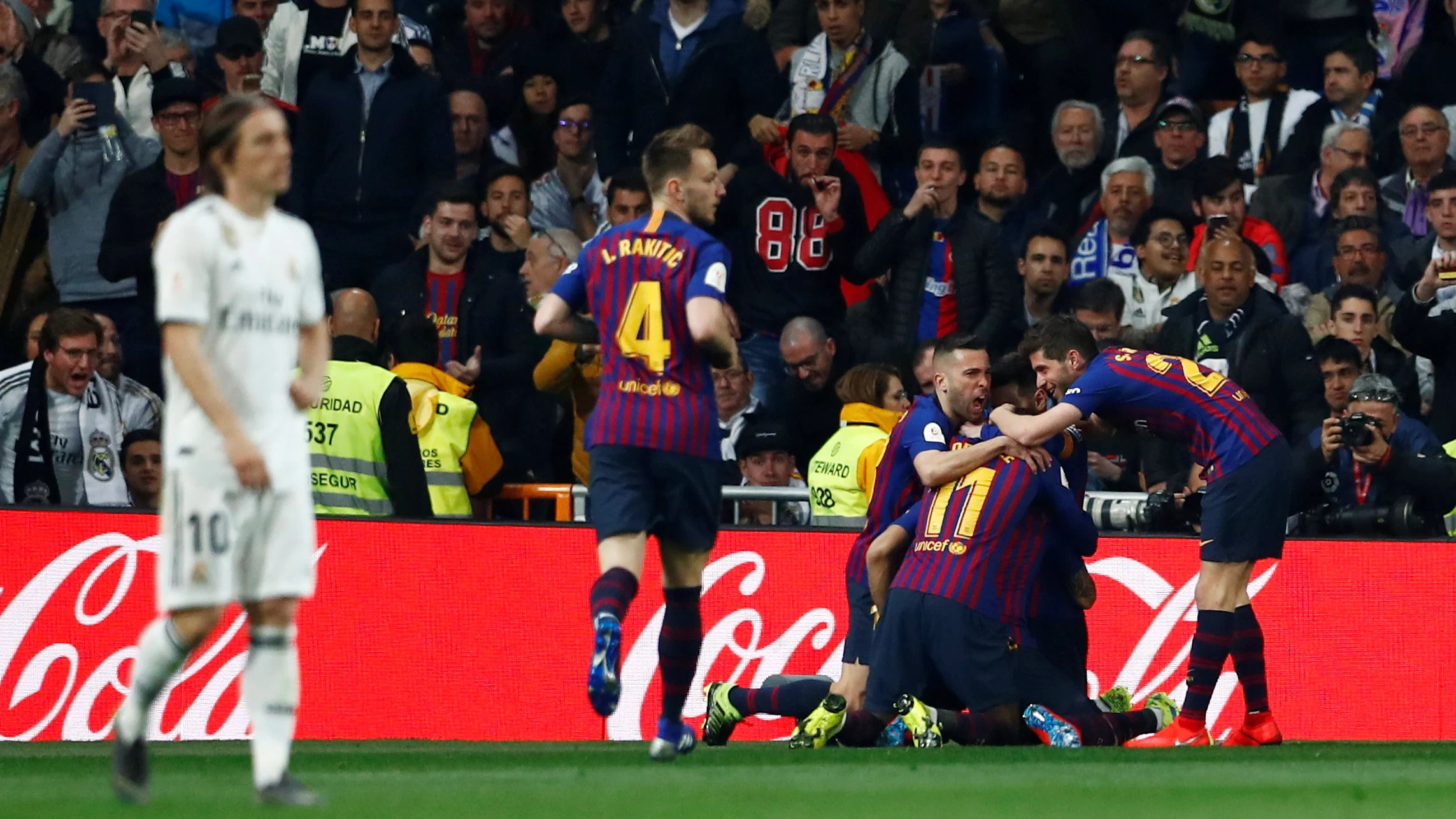 El Barça celebra el gol de Luis Suárez