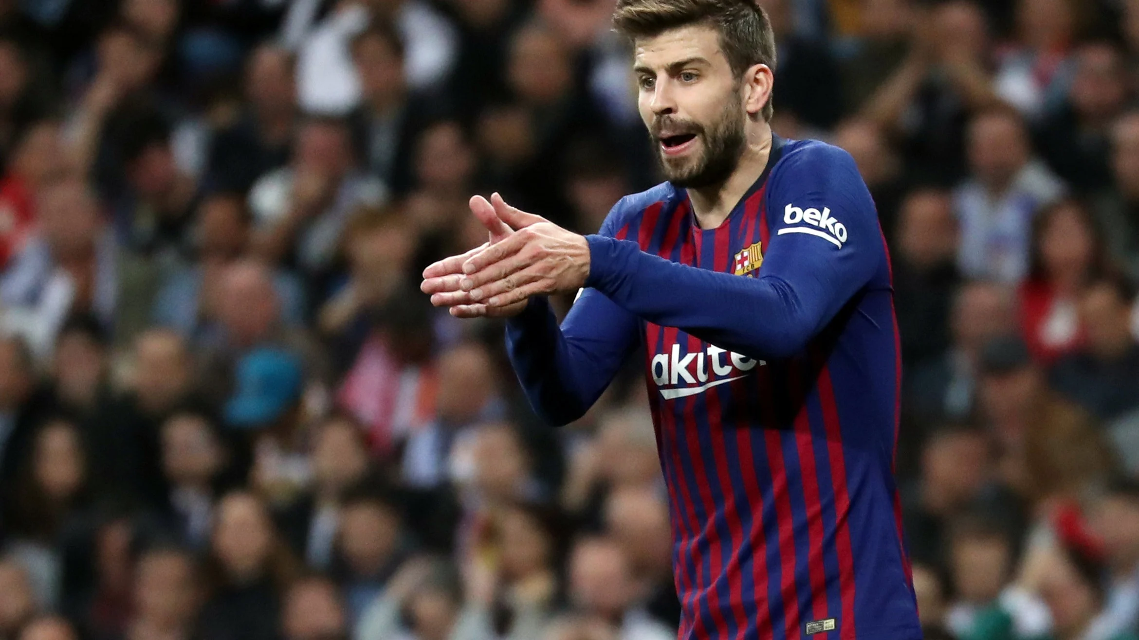 Gerard Piqué protesta una acción durante el Clásico