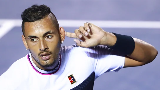 Nick Kyrgios se dirige al público llevándose la mano a la oreja Nick Kyrgios se dirige al público llevándose la mano a la oreja