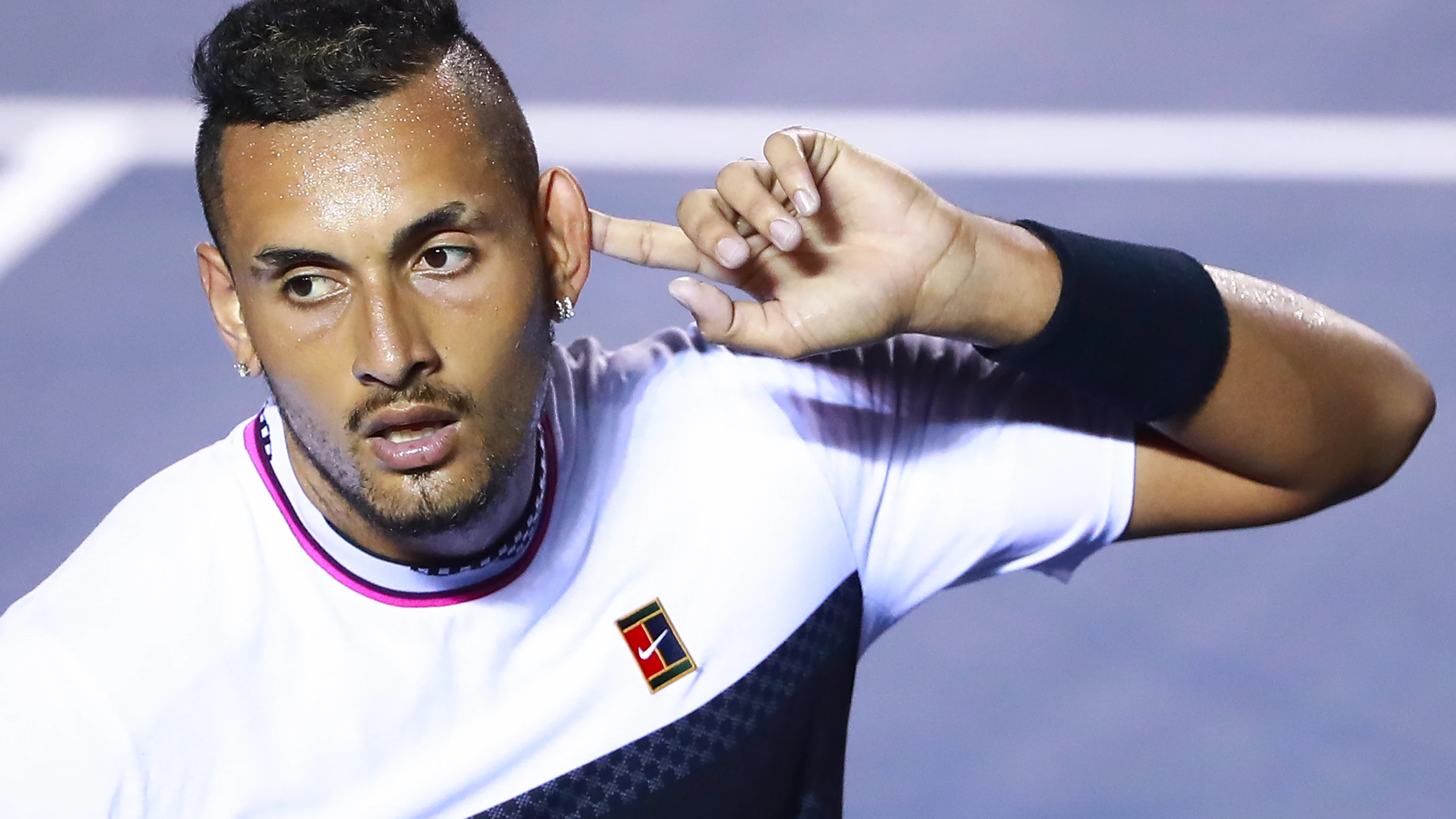 Nick Kyrgios se dirige al público llevándose la mano a la oreja