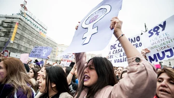 Un grupo de mujeres durante una concentración por el 8M en la Puerta del Sol