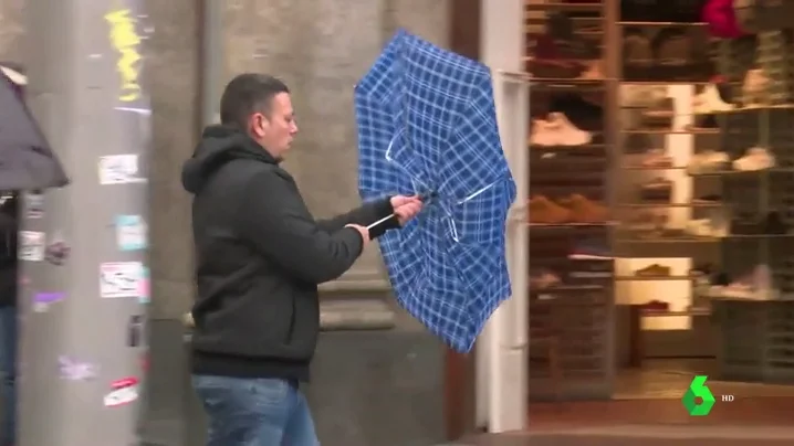 Por fin llueve en España, pero será una borrasca vista y no vista: mañana vuelve a cambiar el tiempo