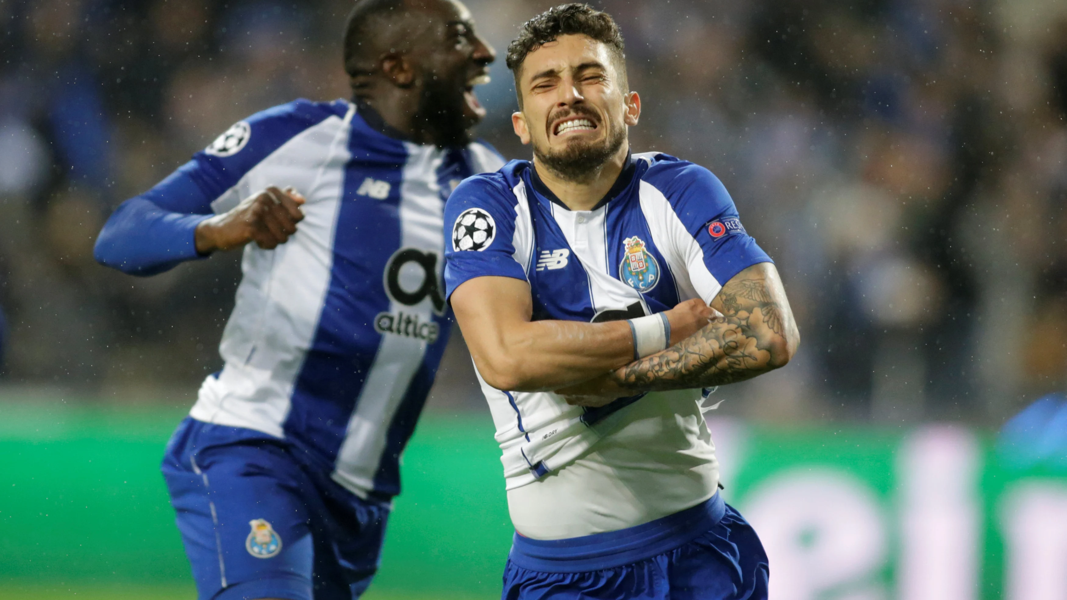 Telles celebra su gol contra la Roma