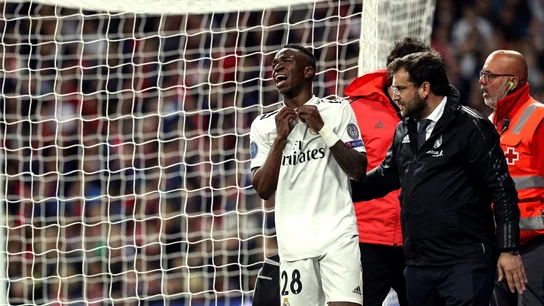Vinicius se retira llorando del campo en el duelo ante el Ajax Vinicius se retira llorando del campo en el duelo ante el Ajax