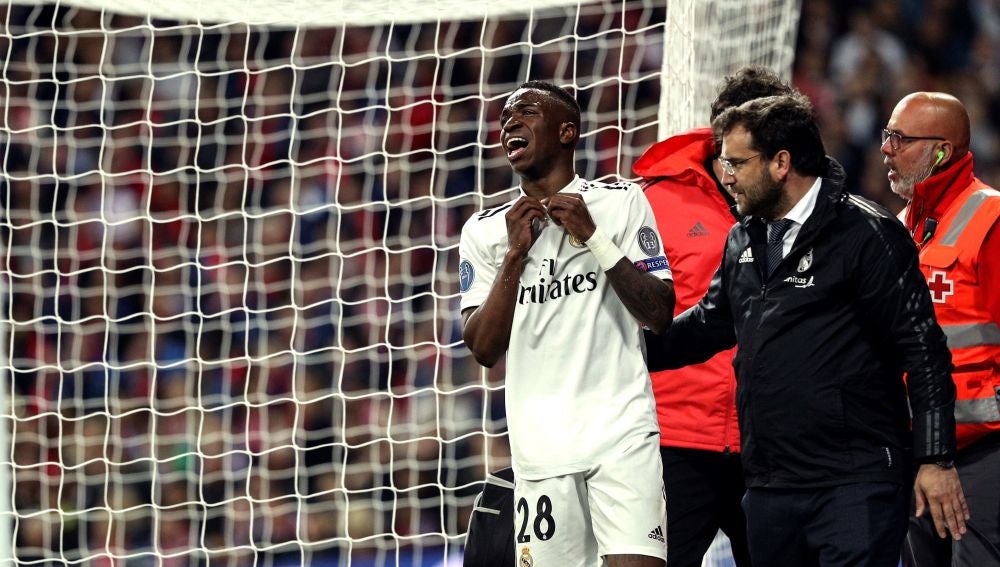 Vinicius se retira llorando del campo en el duelo ante el Ajax