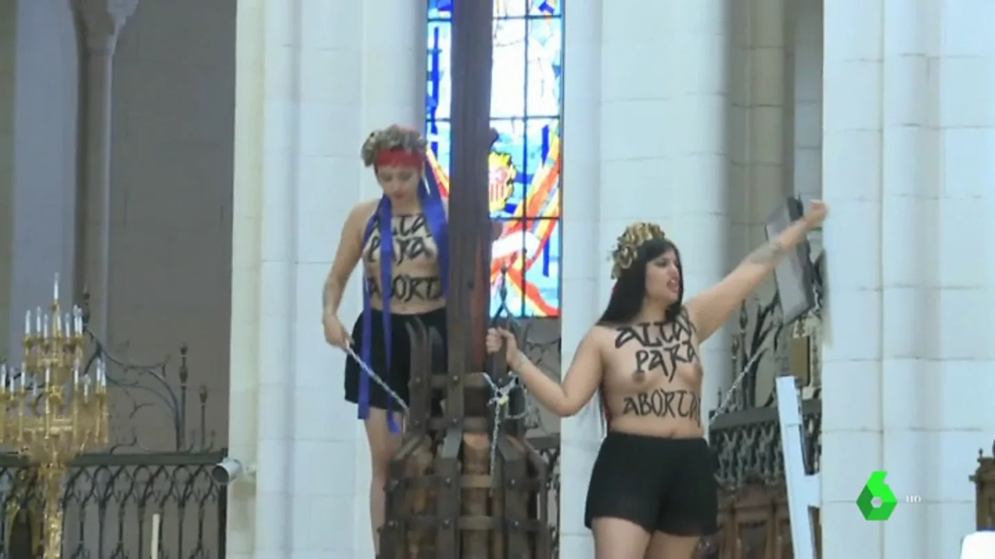 Condenadas las activistas de Femen que se encadenaron en La Almudena Condenadas las activistas de Femen que se encadenaron en La Almudena