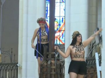 Condenadas las activistas de Femen que se encadenaron en La Almudena Condenadas las activistas de Femen que se encadenaron en La Almudena