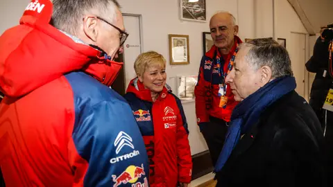 Linda Jackson y Carlos Tavares en conversaciones con Jean Todt Linda Jackson y Carlos Tavares en conversaciones con Jean Todt