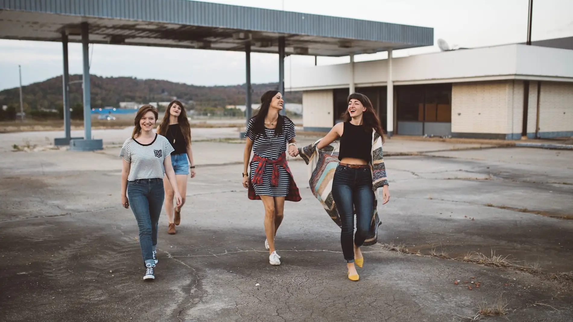 cuatro adolescentes riendo