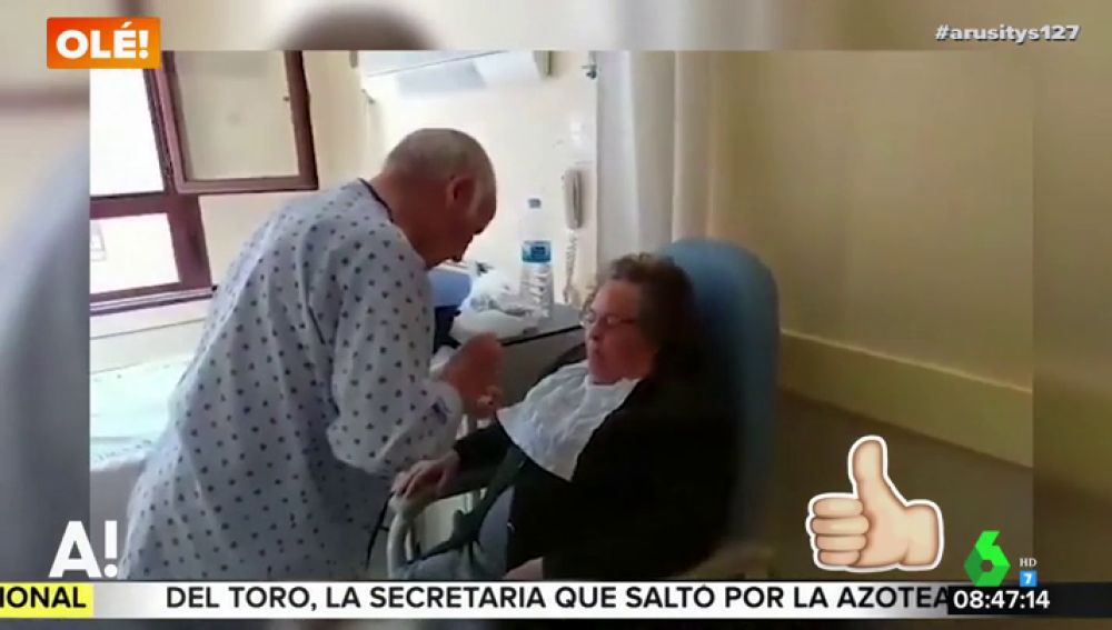 El emocionante vídeo de un anciano, ingresado en el hospital, dando de comer a su mujer