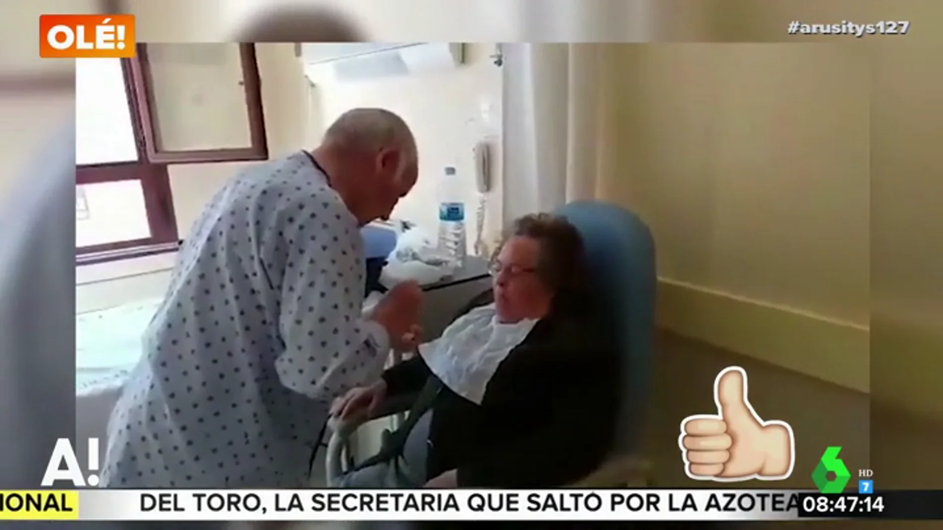 El emocionante vídeo de un anciano, ingresado en el hospital, dando de comer a su mujer