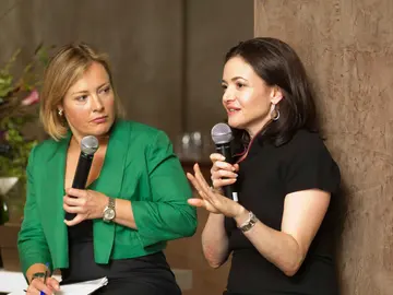 Sheryl Sandberg (derecha), Facebook Sheryl Sandberg (derecha), Facebook