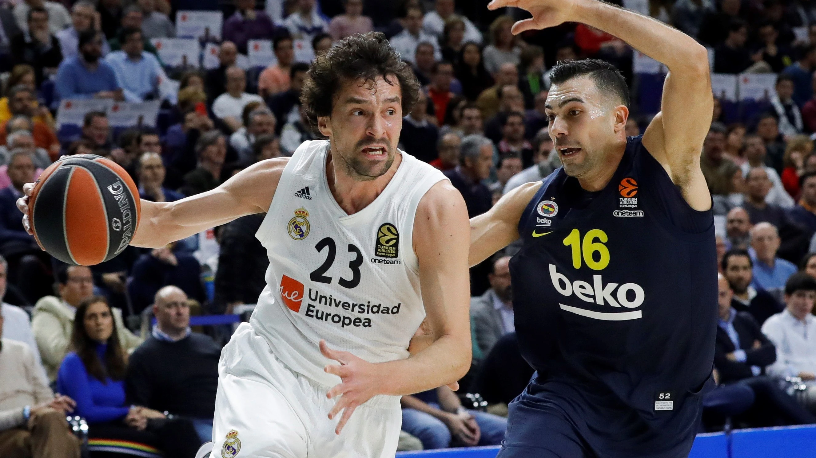 Llull, en acción ante el Fenerbahce