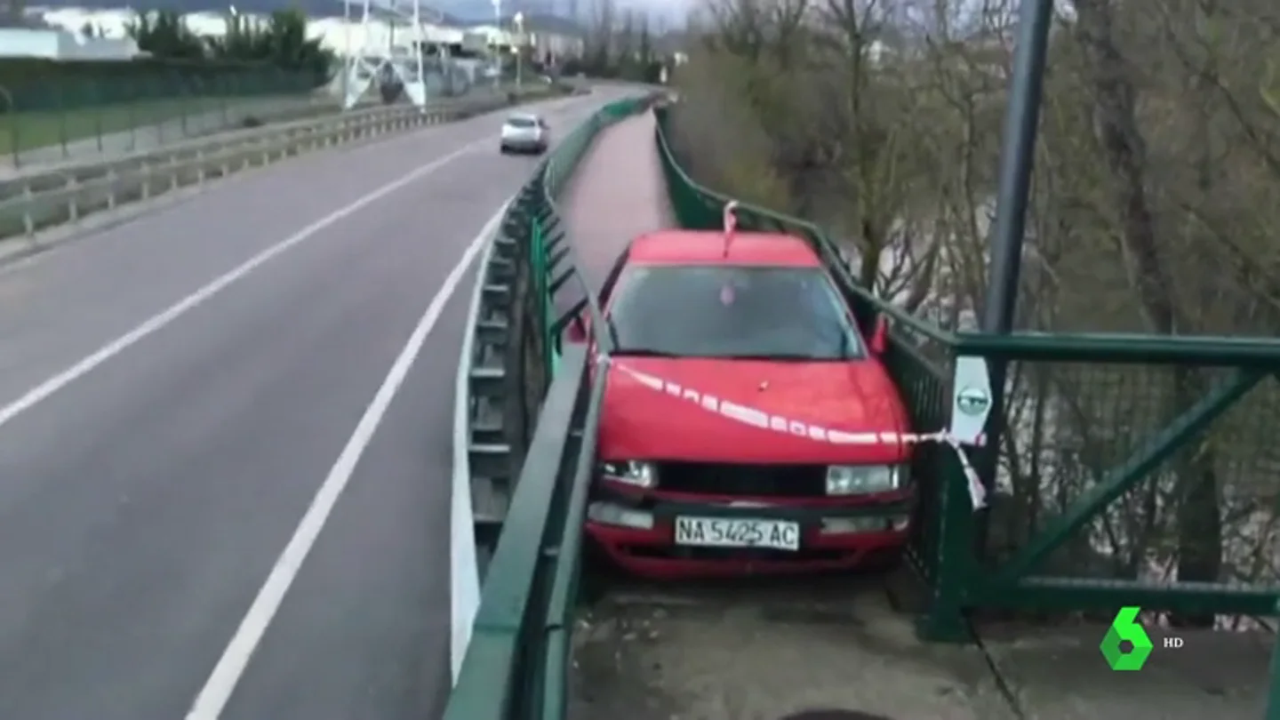 Atrapado el coche en un paseo peatonal Tres jóvenes iban el el vehículo y el conductor era un menor