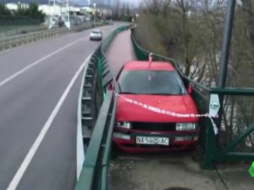 Atrapado el coche en un paseo peatonal Atrapado el coche en un paseo peatonal