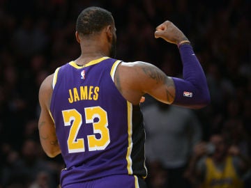 LeBron James celebra una canasta ante los Nuggets LeBron James celebra una canasta ante los Nuggets