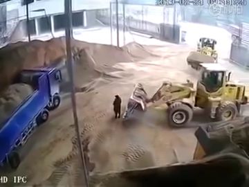 Muere una mujer al ser atrapada por una excavadora y arrojada a una trituradora Muere una mujer al ser atrapada por una excavadora y arrojada a una trituradora