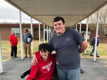 Brandon Qualls junto a Tanner Wilson Brandon Qualls junto a Tanner Wilson