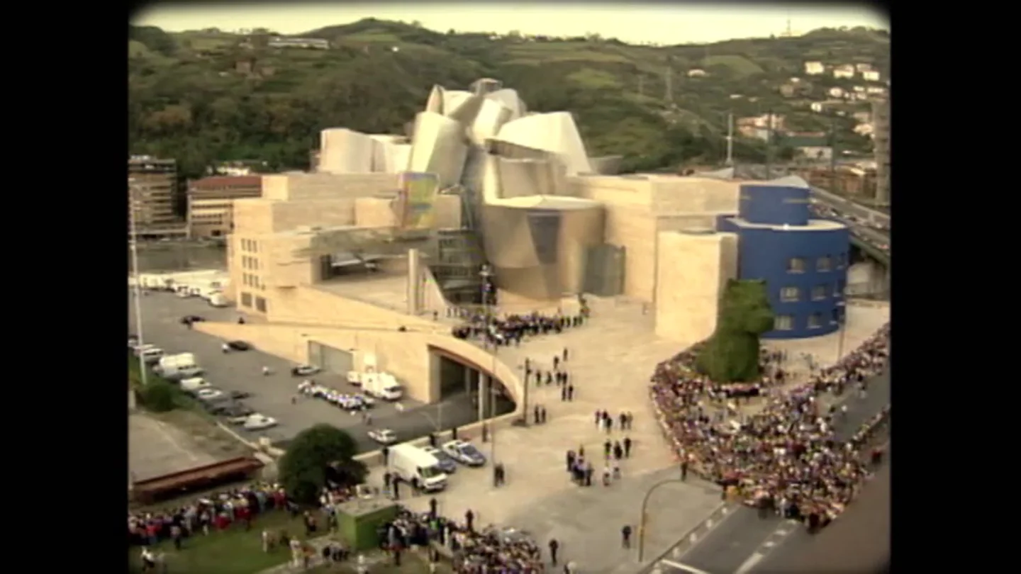 Entre un asesinato de ETA y las críticas de los medios de comunicación: el Museo Guggenheim llevó el renacimiento a Bilbao con muchas dificultades Entre un asesinato de ETA y las críticas de los medios de comunicación: el Museo Guggenheim llevó el renacimiento a Bilbao con muchas dificultades