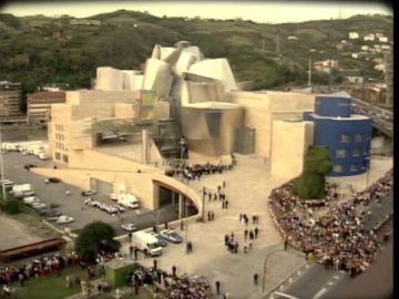 Entre un asesinato de ETA y las críticas de los medios de comunicación: el Museo Guggenheim llevó el renacimiento a Bilbao con muchas dificultades Entre un asesinato de ETA y las críticas de los medios de comunicación: el Museo Guggenheim llevó el renacimiento a Bilbao con muchas dificultades
