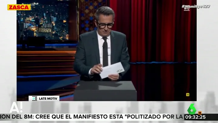 El 'zasca' de Buenafuente a Vox tras recibir el sobre con su propananda electoral: "No hay programa, como en el propio partido"