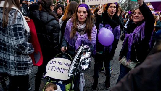 Una mujer empuja un carrito de bebé durante una manifestación del 8M. Una mujer empuja un carrito de bebé durante una manifestación del 8M.