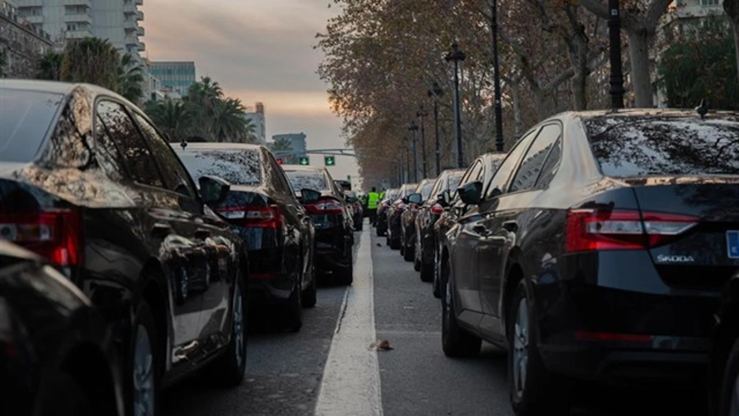 Cabifys aparcados en una calle de Barcelona Cabifys aparcados en una calle de Barcelona