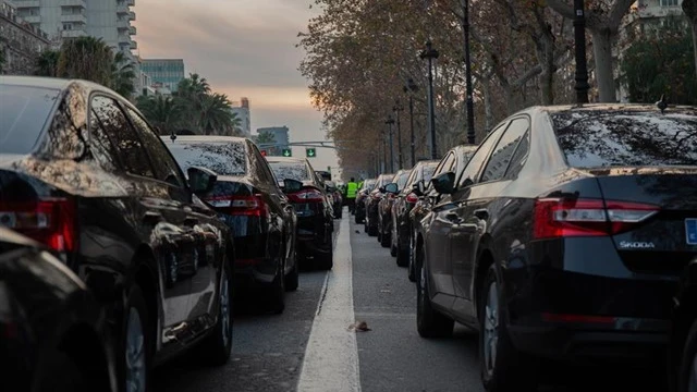 Cabifys aparcados en una calle de Barcelona