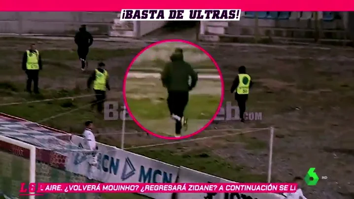 Ultras agreden a un fotógrafo que se defiende con el trípode de su cámara