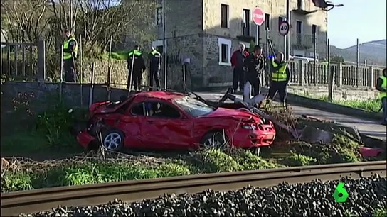 Destrozado, así ha quedado el coche tras ser arrollado por un tren En un paso a nivel sin barreras en Bizkaia