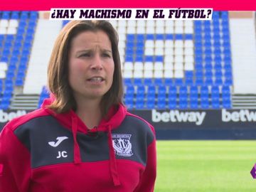 Jara Cuenca, utillera y entrenadora del Infantil B del Leganés: "Por suerte no he tenido que vivir insultos machistas" Jara Cuenca, utillera y entrenadora del Infantil B del Leganés: "Por suerte no he tenido que vivir insultos machistas"