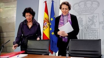 La portavoz del Gobierno, Isabel Celaá, y la ministra de Trabajo, Magdalena Valerio