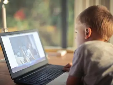 Es necesario utilizar herramientas de control parental para proteger a los niños de las amenazas de Internet Es necesario utilizar herramientas de control parental para proteger a los niños de las amenazas de Internet