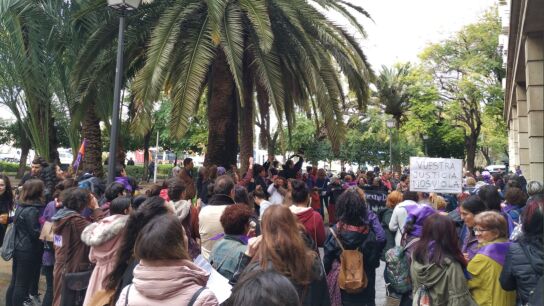 Manifestaci&oacute;n a las puertas de los juzgados de Sevilla en el 8M