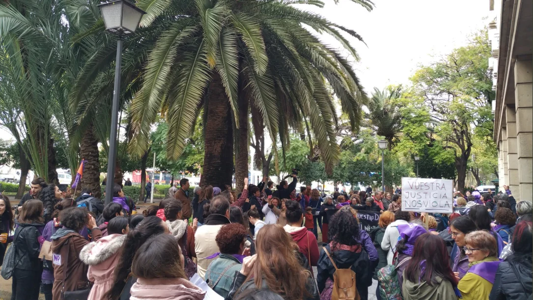 Manifestación a las puertas de los juzgados de Sevilla en el 8M