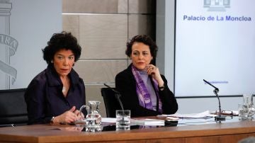  La portavoz del Gobierno, Isabel Celaá, y la ministra de Trabajo, Magdalena Valerio