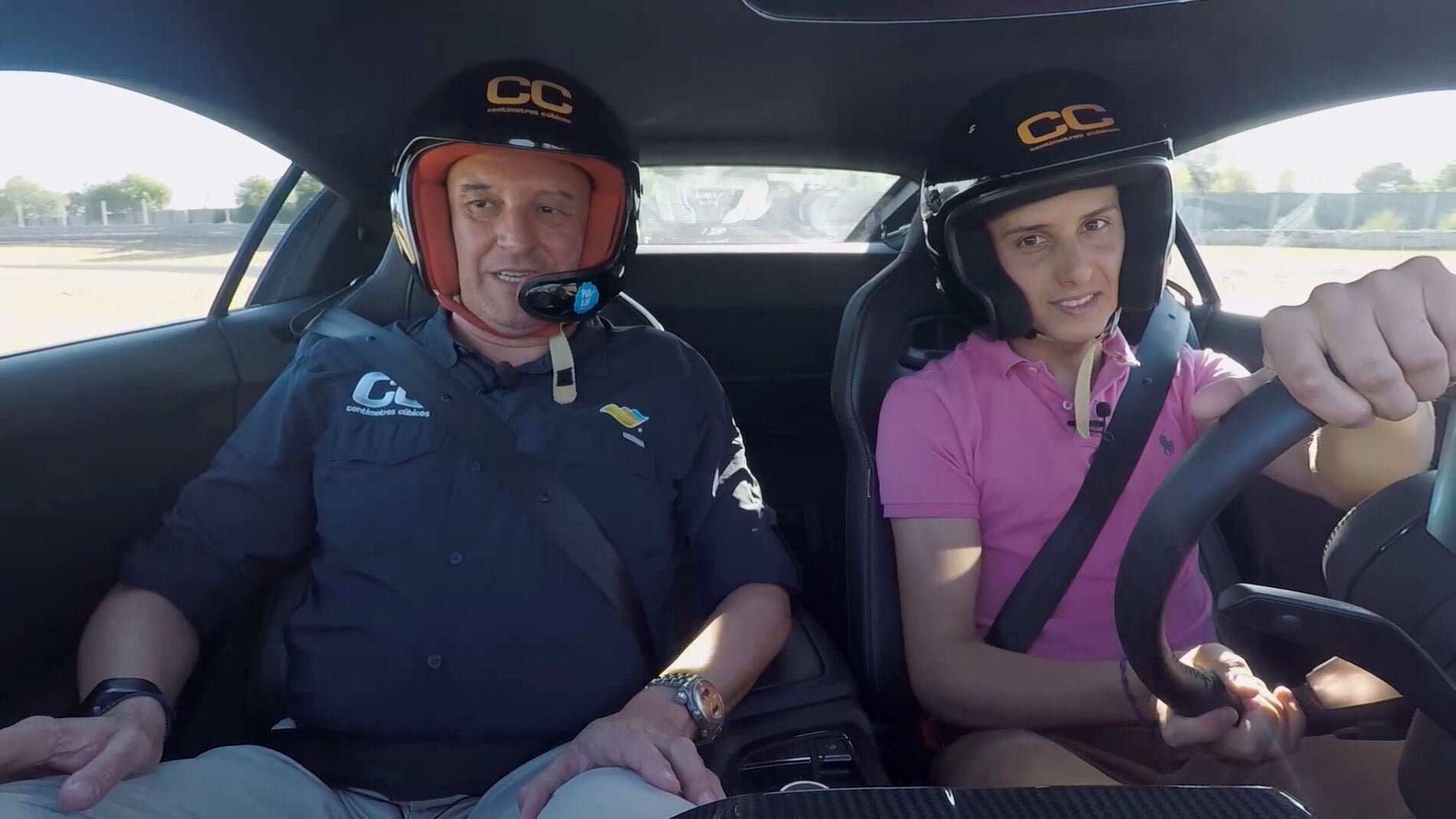 Andr&eacute;s Roca Rey, conduciendo un Audi R8