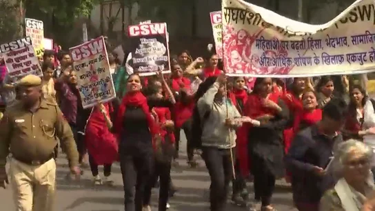 En la India, cientos de mujeres han salido a la calle para protestar por los ataques sexuales En la India, cientos de mujeres han salido a la calle para protestar por los ataques sexuales