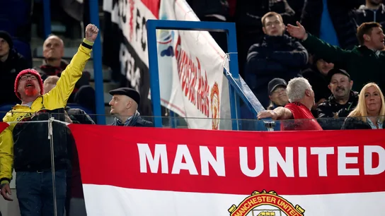 Aficionados del Manchester United en el Parque de los Príncipes de París Aficionados del Manchester United en el Parque de los Príncipes de París