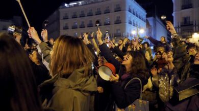 Caceroladas, c&aacute;nticos y consignas feministas inician las reivindicaciones del 8M
