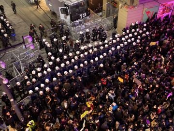 Miles de mujeres participan en la marcha con motivo del Día Internacional de la Mujer en Turquía