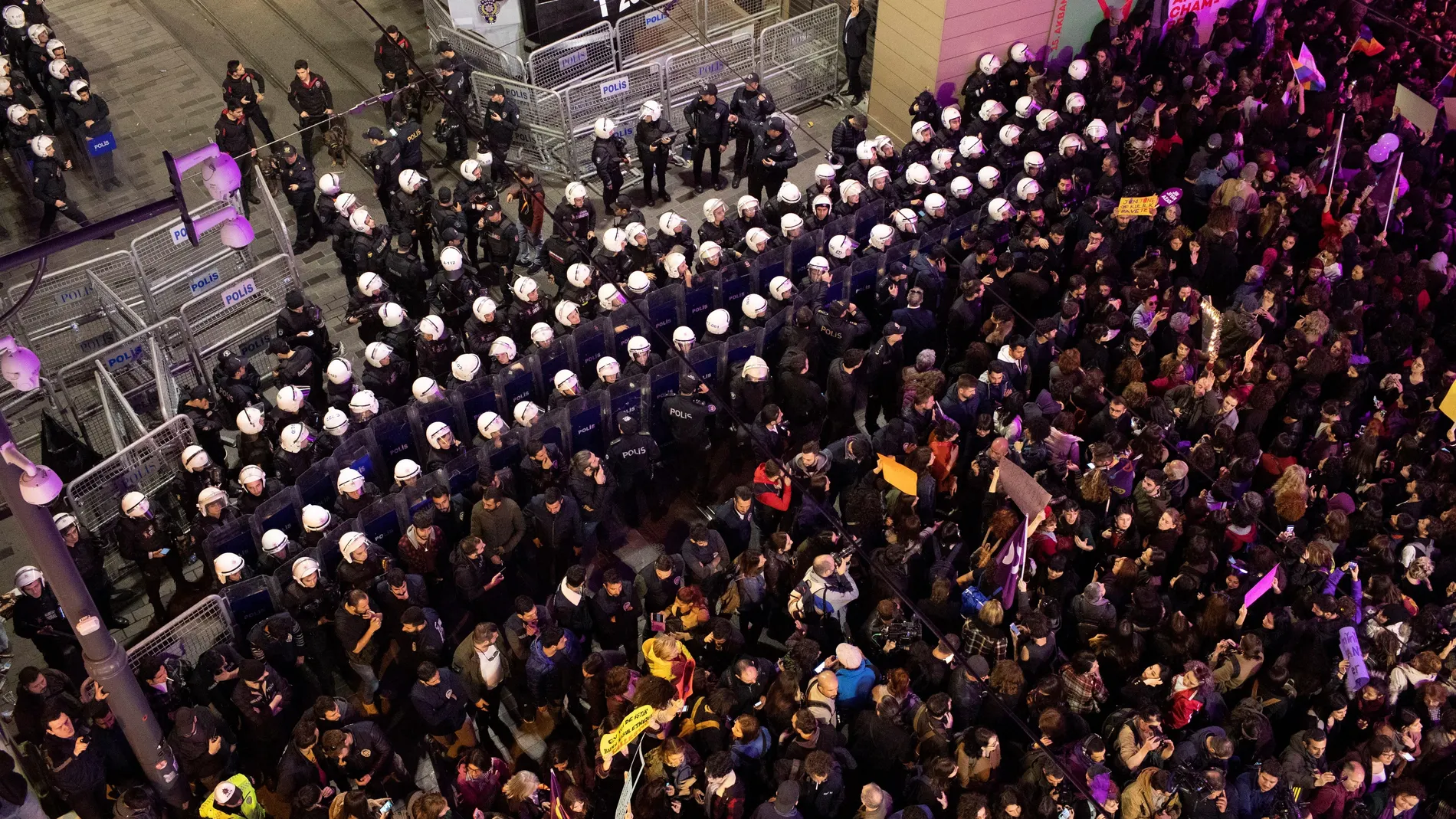 Miles de mujeres participan en la marcha con motivo del Día Internacional de la Mujer en Turquía
