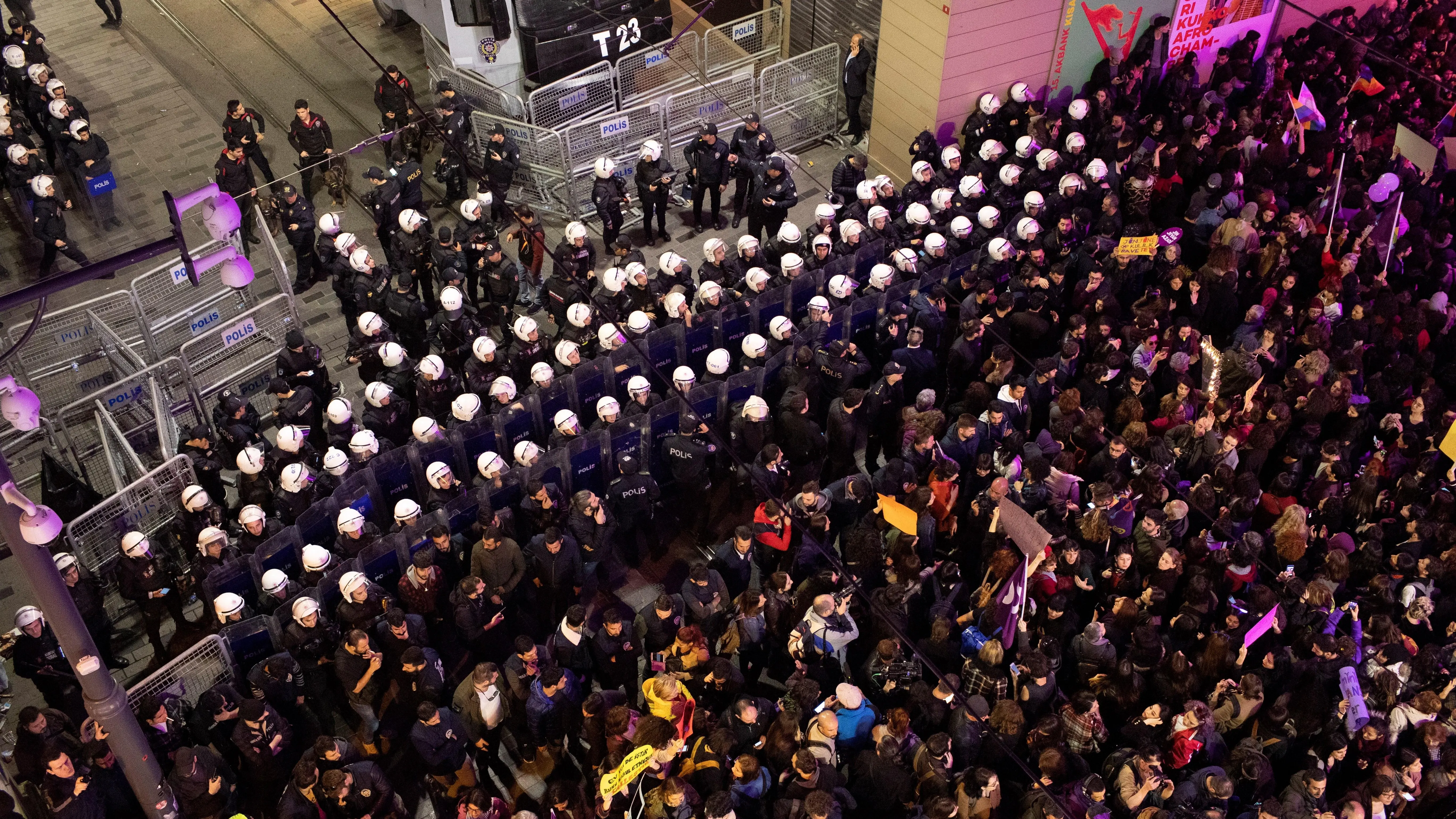 Miles de mujeres participan en la marcha con motivo del Día Internacional de la Mujer en Turquía