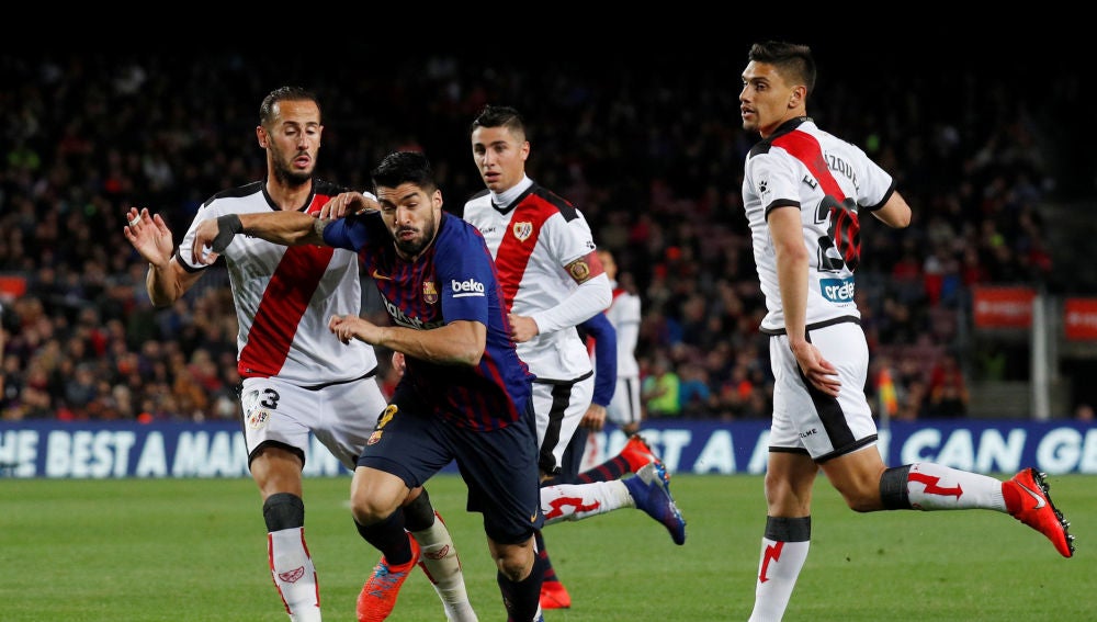 Suárez intenta avanzar ante la defensa del Rayo Vallecano