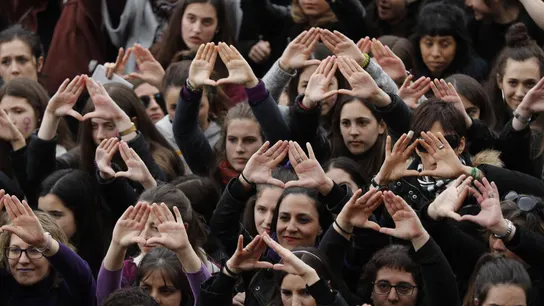 Manifestantes con el gesto del feminismo durante la manifestación Manifestantes con el gesto del feminismo durante la manifestación