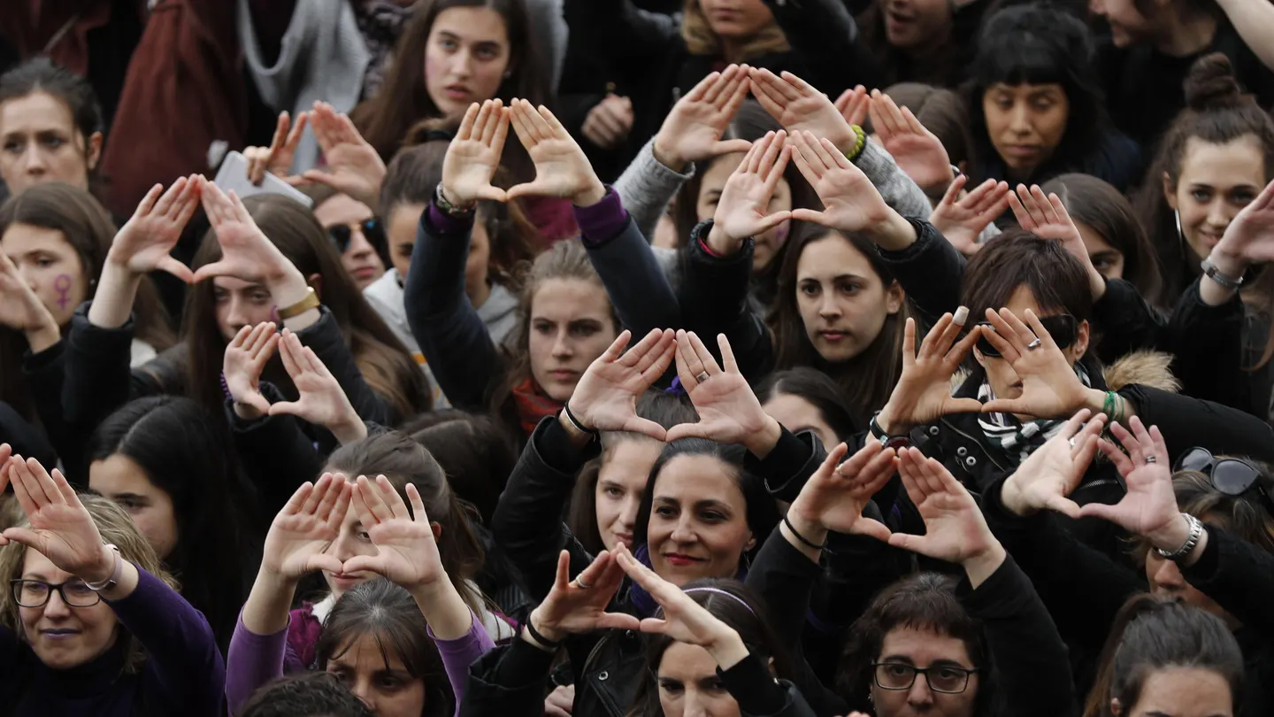 Manifestantes con el gesto del feminismo durante la manifestación Manifestantes con el gesto del feminismo durante la manifestación