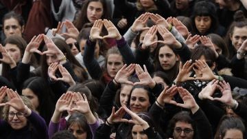 Manifestantes con el gesto del feminismo durante la manifestación