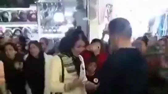 Imagen de la pareja detenida en Irán por comprometerse en público Imagen de la pareja detenida en Irán por comprometerse en público