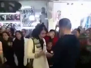 Imagen de la pareja detenida en Irán por comprometerse en público Imagen de la pareja detenida en Irán por comprometerse en público